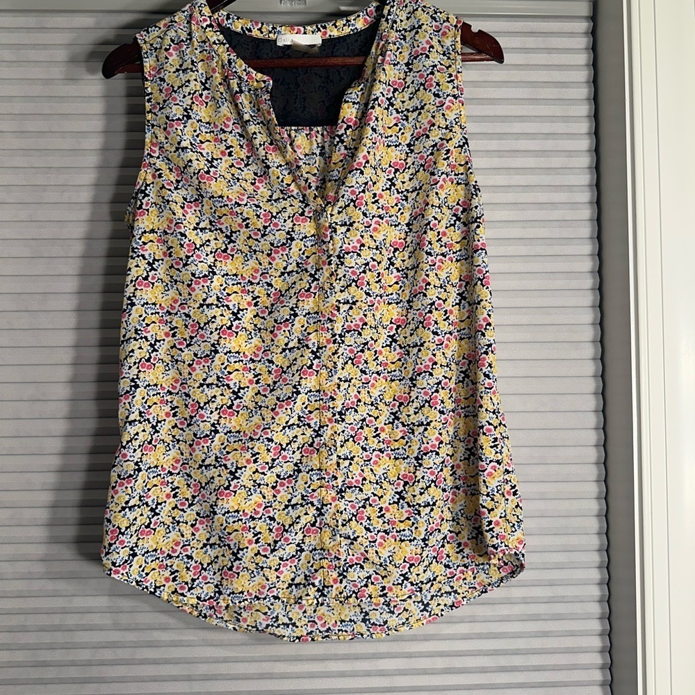 Floral print sleeveless blouse